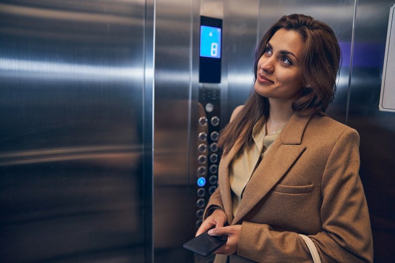 Без шума и вибраций: новая модель серпуховского лифта повысит комфорт проживания в МКД
