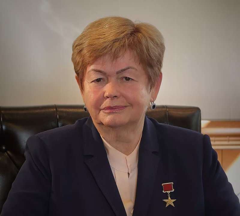 Всегда первая! Всегда первая!