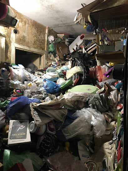 В Петербурге жильцов квартиры не смогли найти в горе мусора